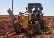 Równiarki Caterpillar 120 AWD