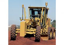 Równiarki Caterpillar 140K2