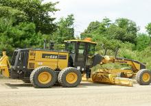 Równiarki Komatsu GD655-7