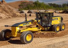 Równiarki Komatsu GD675-6 