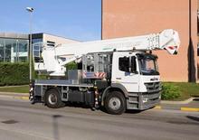 Platformy robocze na wysięgniku teleskopowym mocowane na ciężarówce Multitel MJ 320