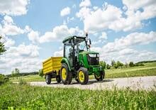 Traktory miejskie z zaczepem przednim John Deere 3046 R