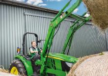 Traktory miejskie z zaczepem przednim John Deere 4052 M