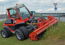 Traktory miejskie z zaczepem przednim Aebi TT 210