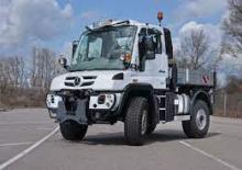 Traktory miejskie z zaczepem przednim Unimog U 200