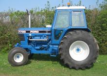 Traktory z napędem 2WD Ford-NH 7700