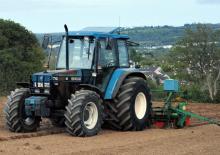 Traktory z napędem 2WD Ford-NH 7740