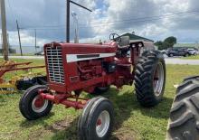 Traktory z napędem 2WD International Harvester 856