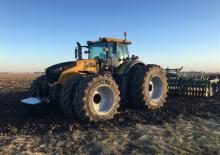 Traktory z napędem 4WD Challenger 1046