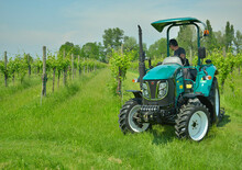 Traktory z napędem 4WD Arbos 3055