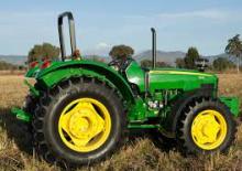 Traktory z napędem 4WD John Deere 5615 V