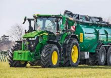 Traktory z napędem 4WD John Deere 7R 350
