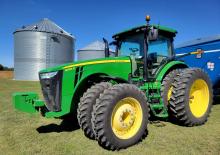 Traktory z napędem 4WD John Deere 8235R