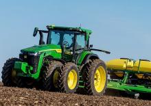 Traktory z napędem 4WD John Deere 8R 230