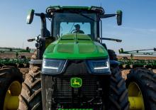 Traktory z napędem 4WD John Deere 8R 250