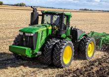 Traktory z napędem 4WD John Deere 9R 440