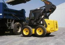 Ładowarki o sterowaniu burtowym New Holland LS 150