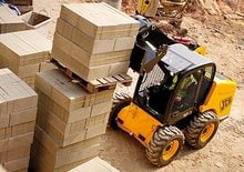 Ładowarki o sterowaniu burtowym JCB Robot 160