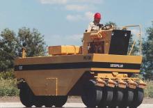 Walce na gumowych kołach Caterpillar PS 130
