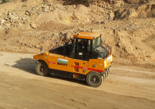 Walce na gumowych kołach Sany SPR260C-8S