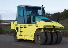Walce na gumowych kołach Ammann AP 240 H
