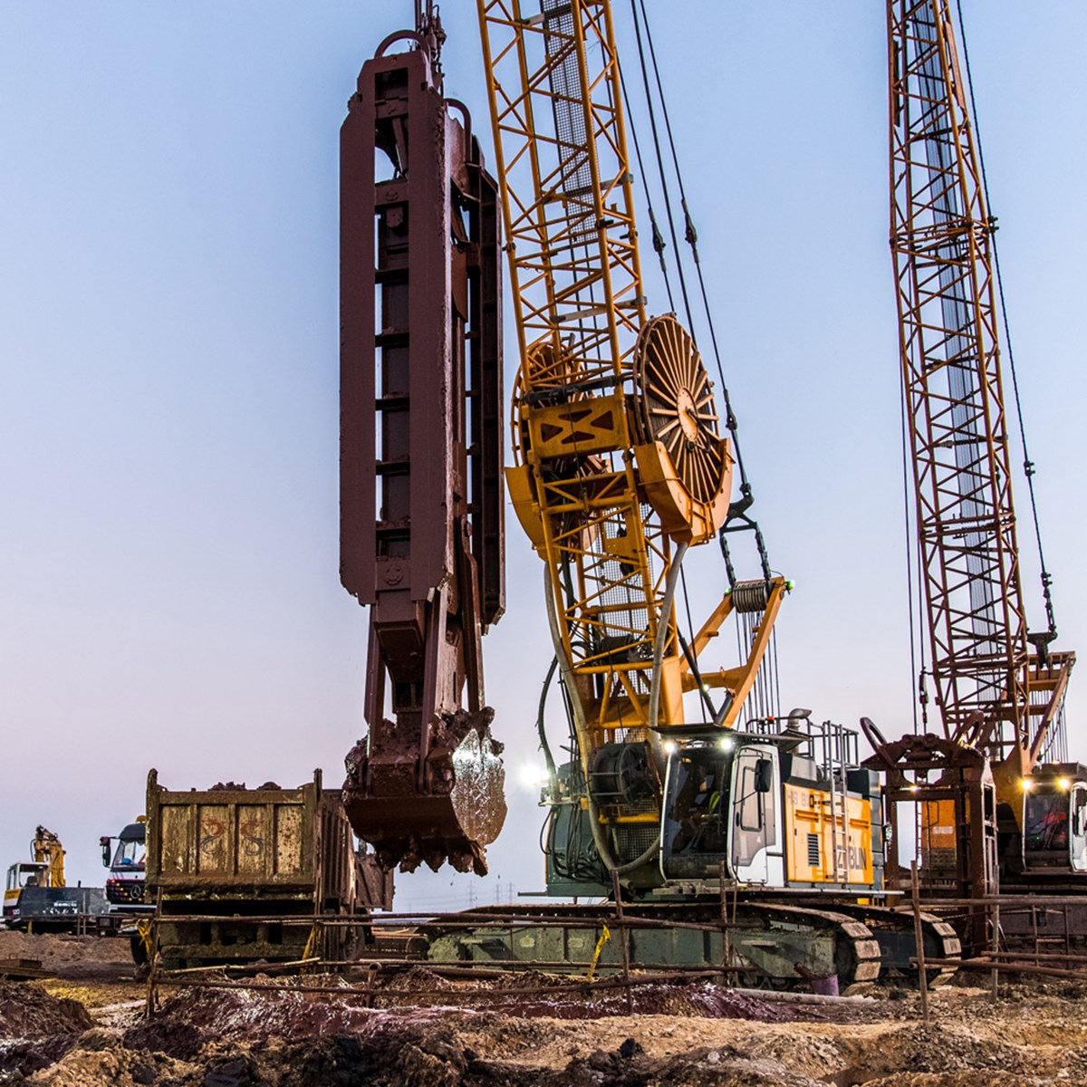 1/50 LIEBHERR HS 8100 HD・NZG NZG Liebherr HS 8100 HD Crawler Crane / Dragline / Slurry